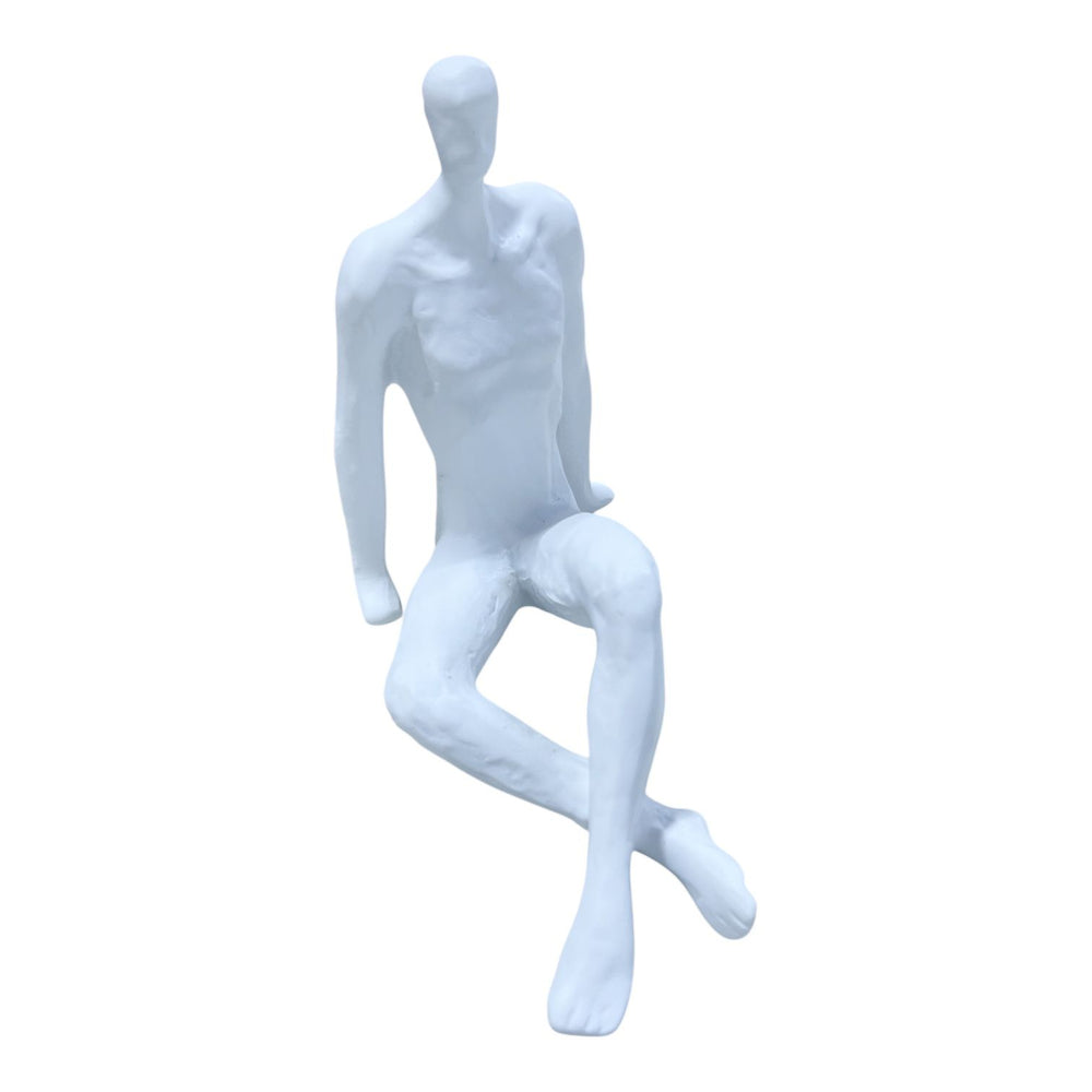 Escultura de hombre sentado