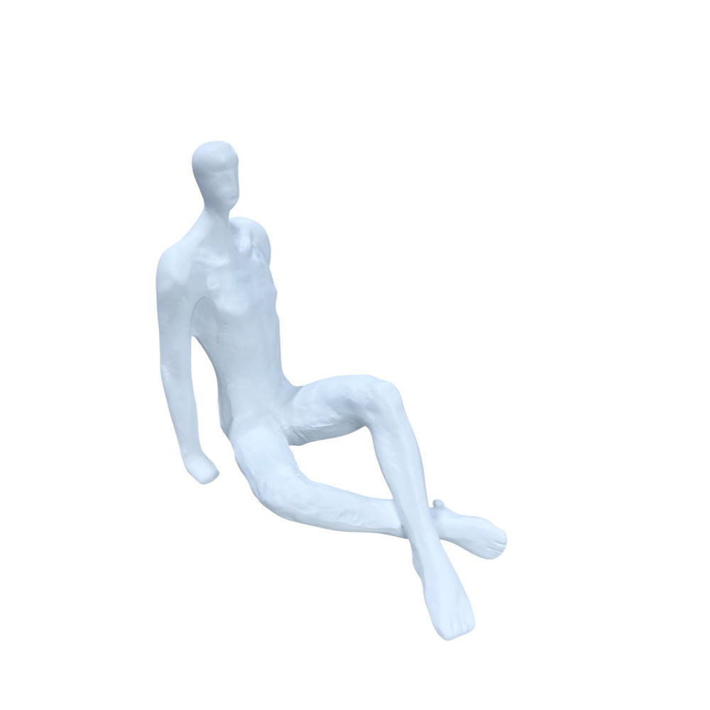 Escultura de hombre sentado