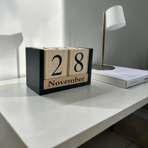 Calendario de Escritorio Crema y Negro
