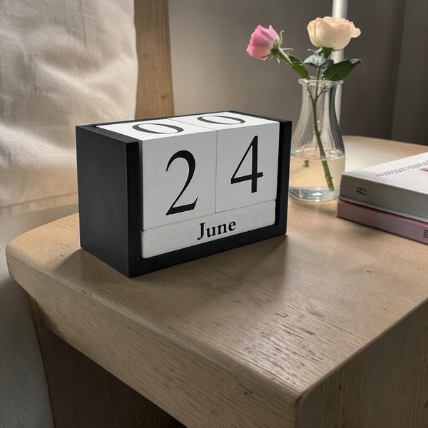 Calendario de Escritorio Blanco y Negro